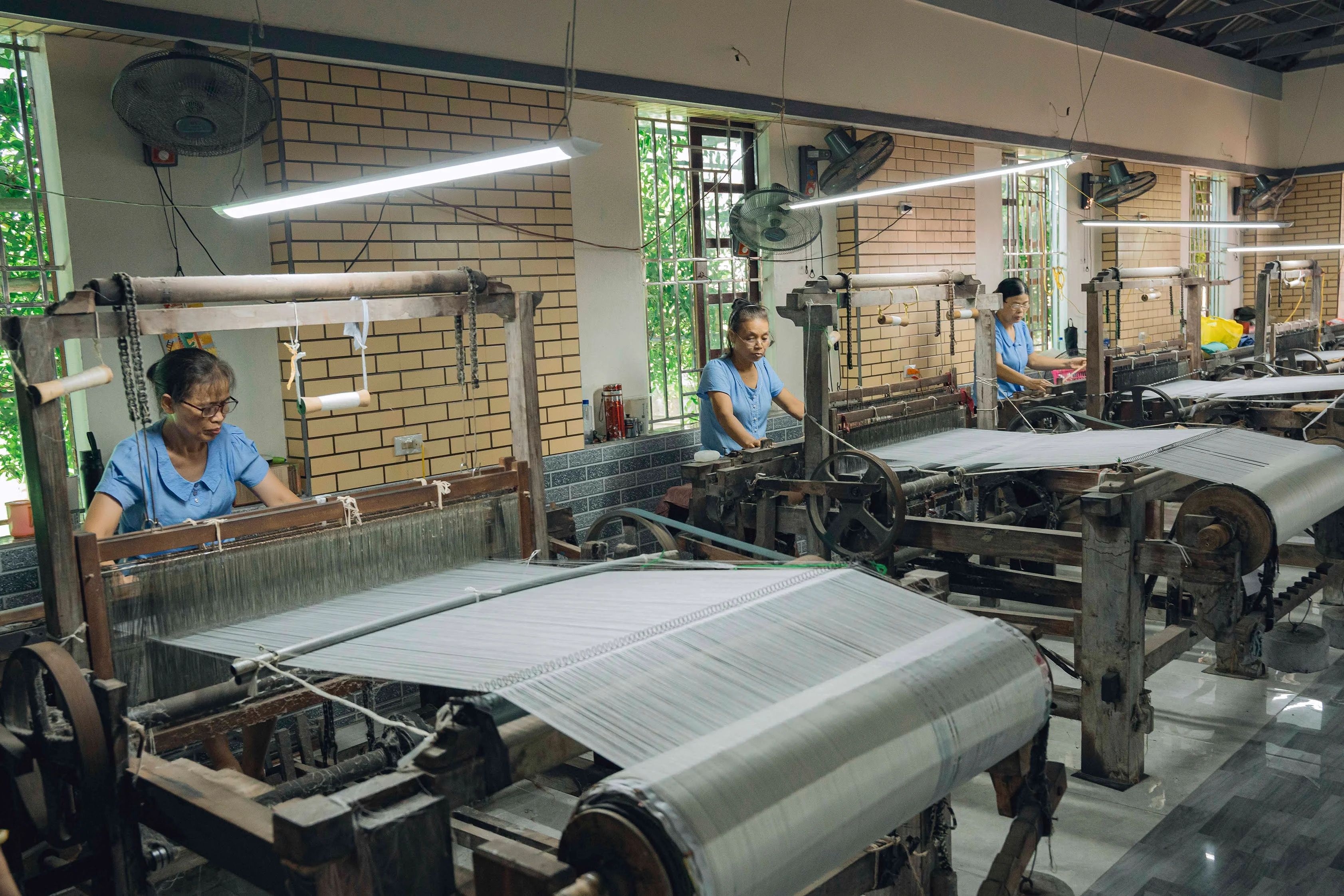 Năng suất dệt đũi thủ công: Tại sao một tấm vải đẹp cần đến hàng tháng trời?