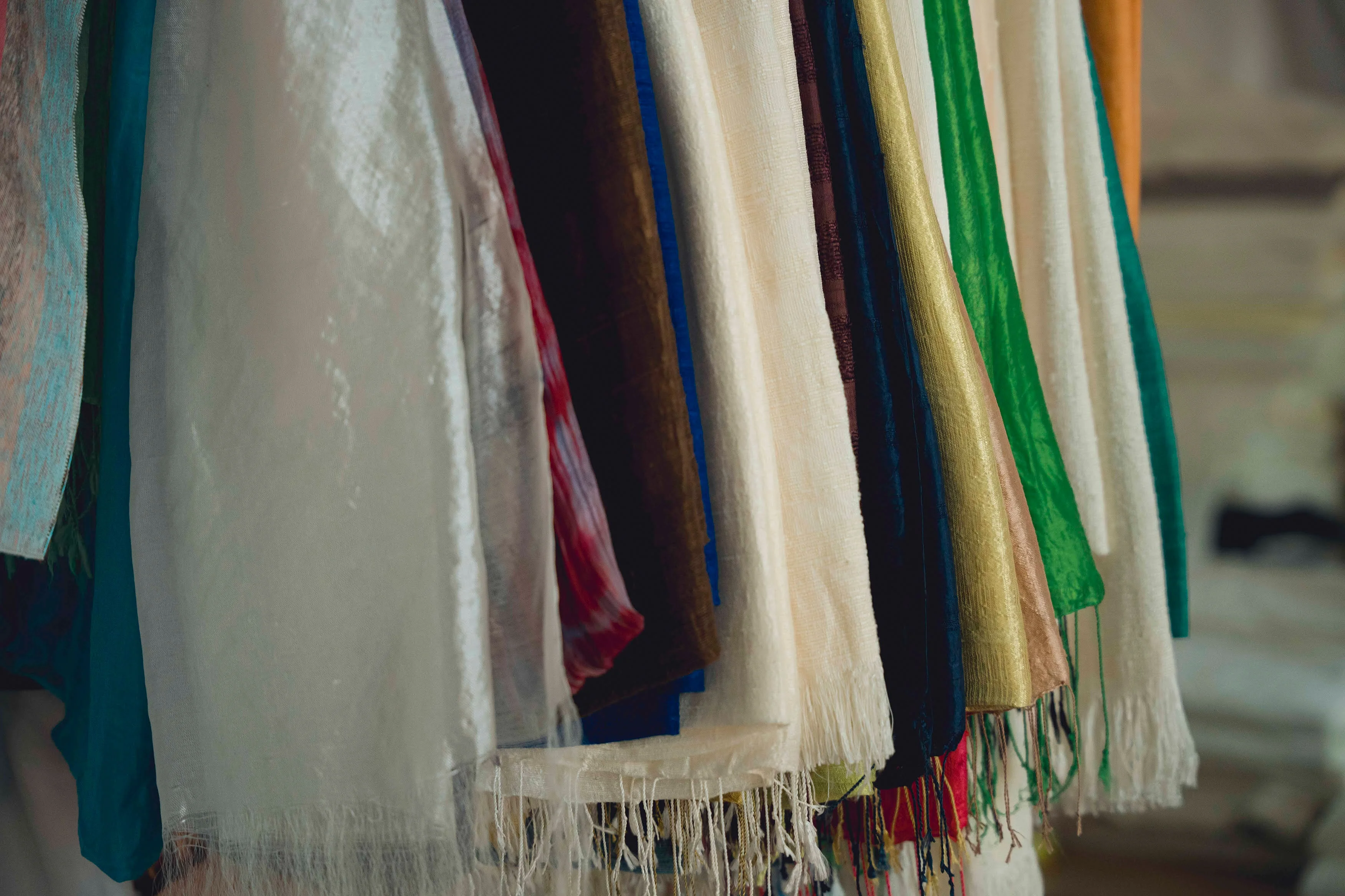 Sự khác nhau giữa Lụa (Silk) và Đũi (Raw Silk): Bạn phù hợp với loại nào?